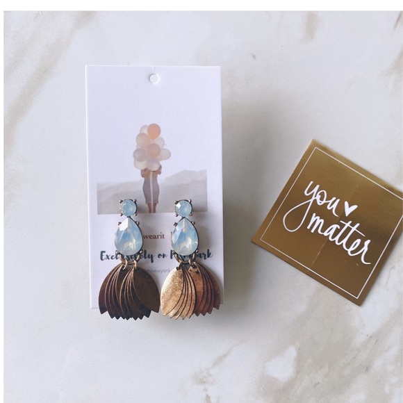 Crystal TearDrop Earrings NWT - Picture 4 of 12